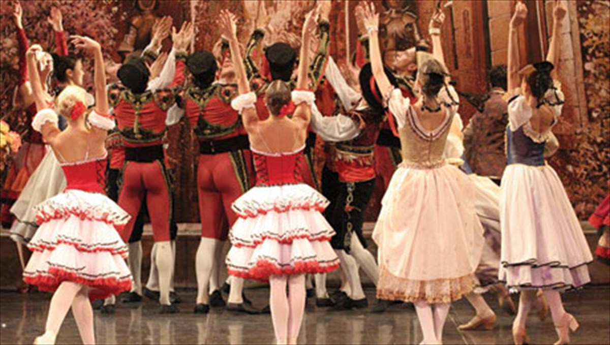 o-don-kixotis-apo-ta-autokratorika-mpaleta-tis-mosxas