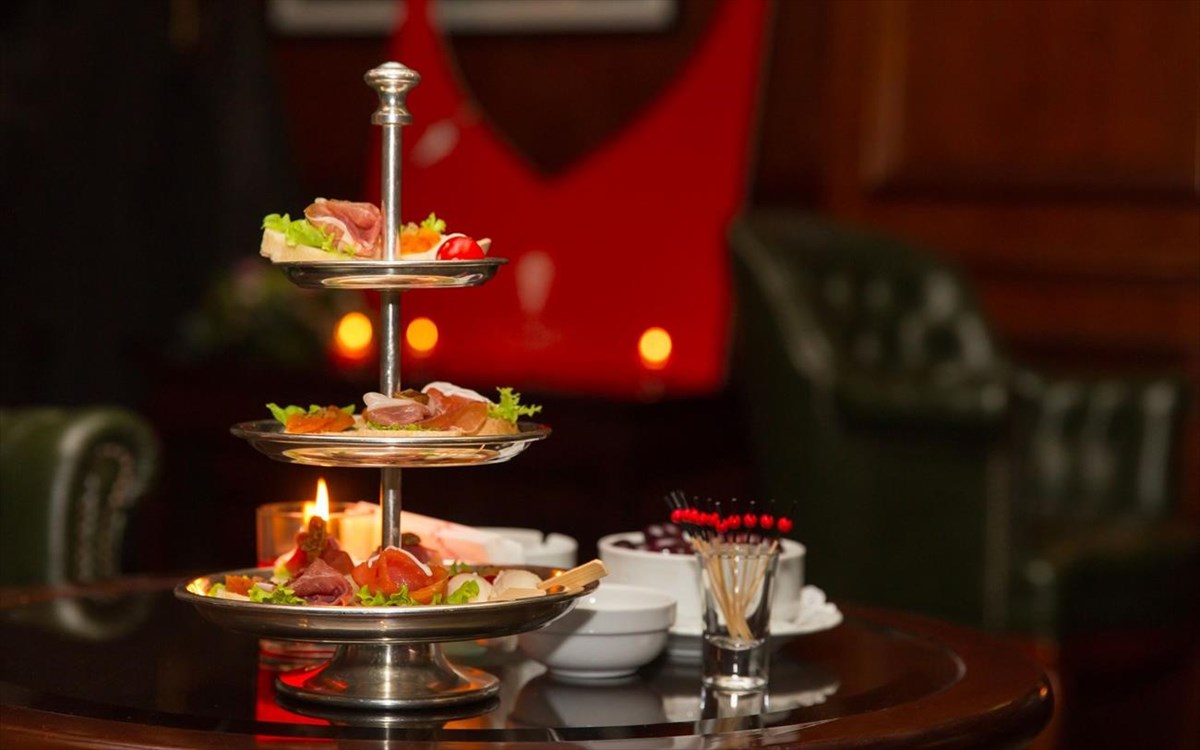 njv-athens-plaza-explorers-bar