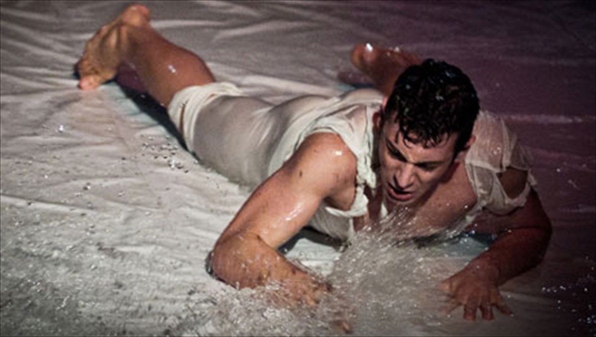 o-frankenstein-sunexizei-sto-gualino-kouti-tou