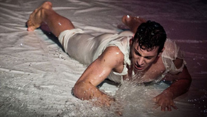 o-frankenstein-sunexizei-sto-gualino-kouti-tou