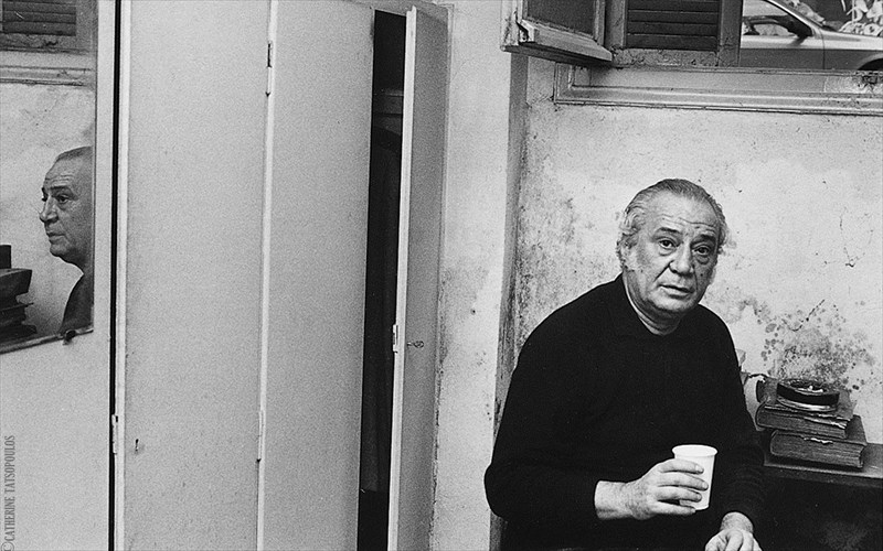 bradia-afieromeni-ston-poiiti-niko-karouzo-sto-ypogeio-tou-theatrou-texnis