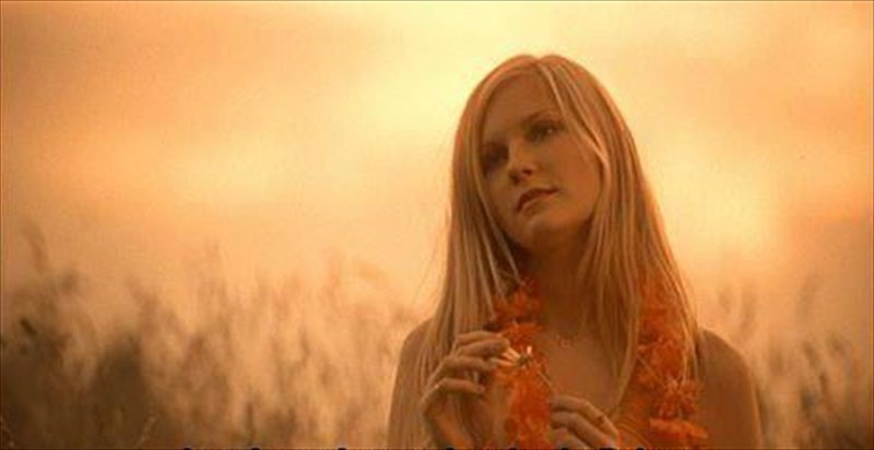 10-erotika-tragoudia-pou-mas-kanoun-na-anatrixiazoume