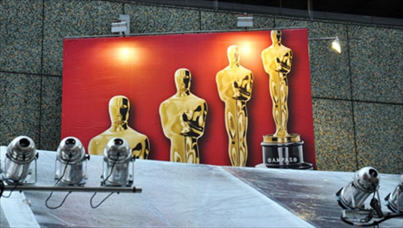 poious-koitazei-o-theios-oskar-theios-oskar