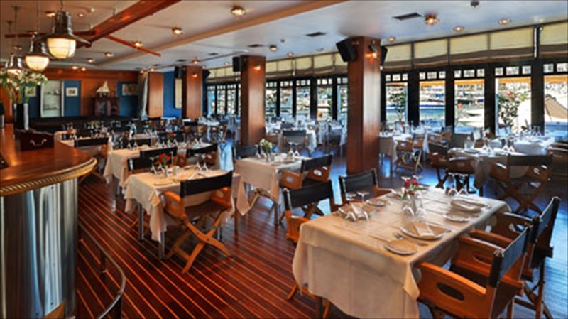 duo-prototupa-menou-kai-oinoposia-me-thea-ti-thalassa