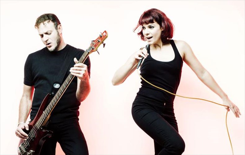 andriana-mpampali-kai-rous-gia-mia-akoma-bradia-sti-sfigga