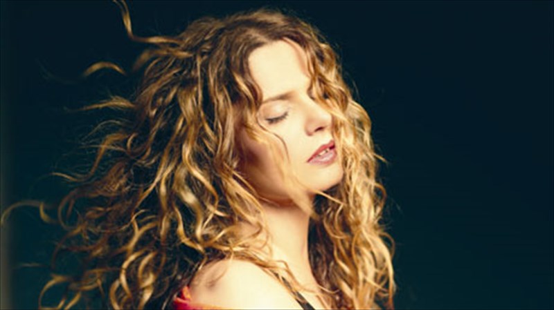 i-eleni-tsaligopoulou-me-palia-kai-nea-kommatia-sto-passport