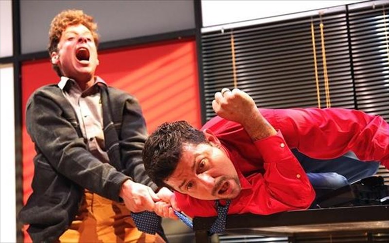 kritiki-eksupno-xioumor-se-mia-komodia-kritiki-tis-pragmatikotitas