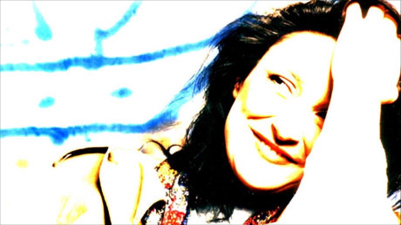 i-afroditi-manou-tragouda-kai-autosarkazetai