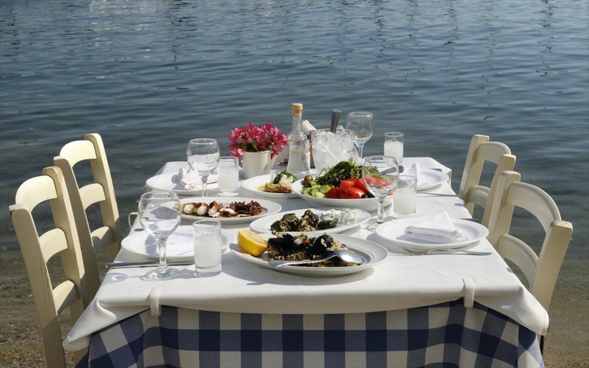 trapezi-thalassina-kathara-deutera