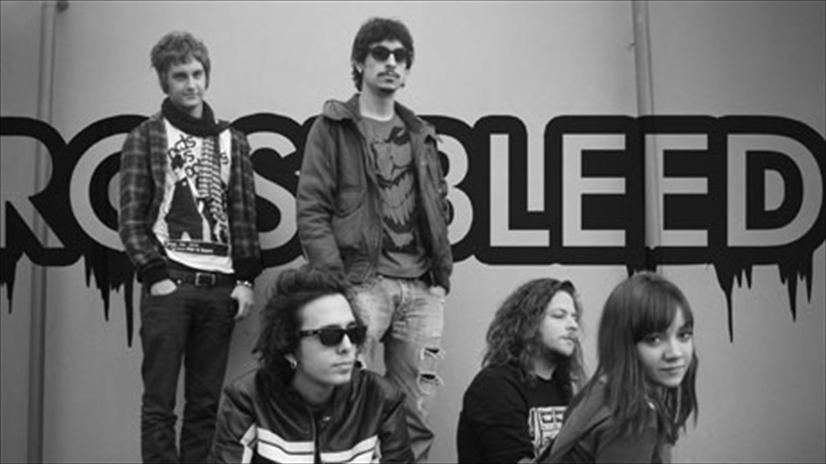 neaniki-parea-se-xristougenniatiko-fonto-sto-six-dogs