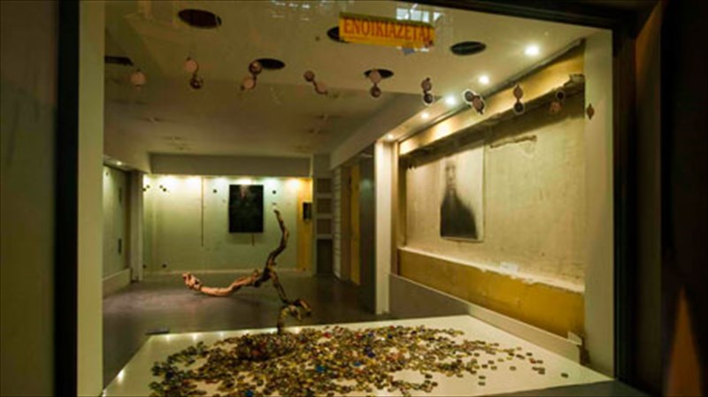 neoi-eikastikoi-zontaneuoun-tis-adeies-bitrines