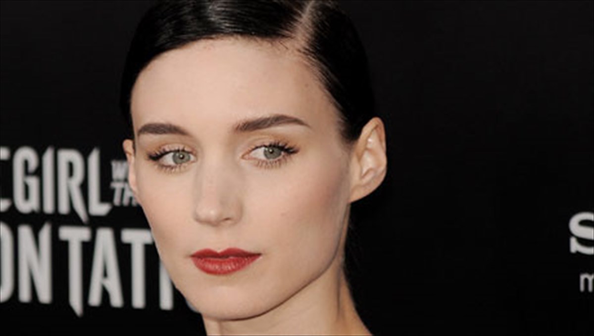 to-koritsi-me-to-tatouaz-kerdizei-to-xoligount