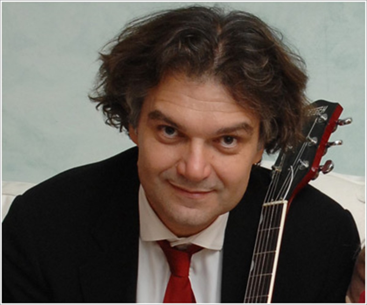 enas-kallitexnis-me-polla-prosopa-sti-xio