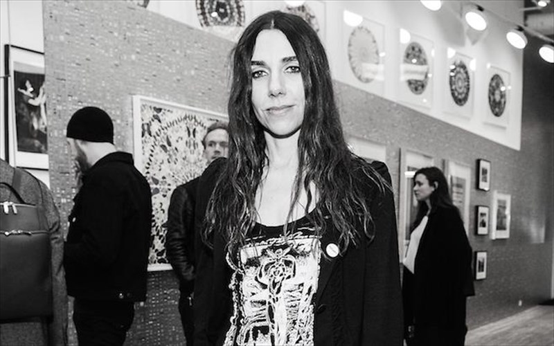 antidraseis-apo-politika-prosopa-tis-washington-dc-gia-tragoudi-tis-pJ-harvey