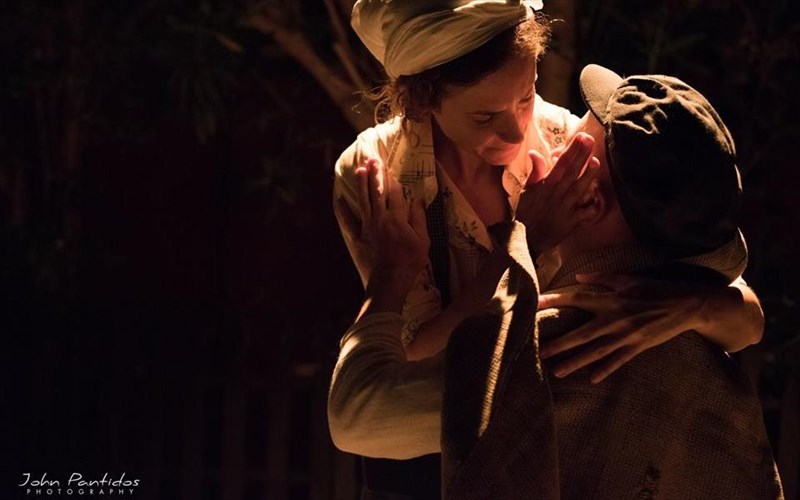 i-istoria-mias-agapis-pou-prospathei-na-anthisei-se-edafos-afilokseno