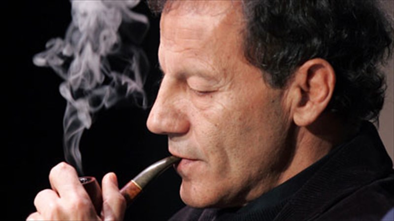 o-stauros-ksarxakos-skinothetei-to-rempetiko-tragoudi