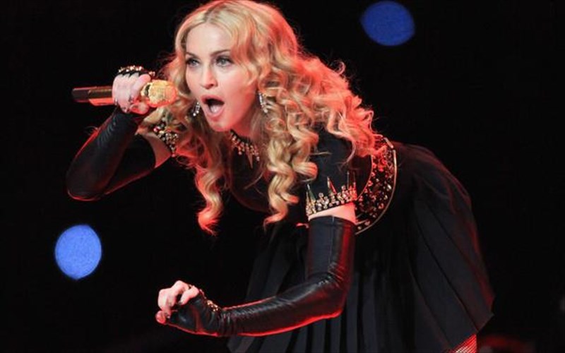 i-madonna-egduse-mia-ellinida-epi-skinis