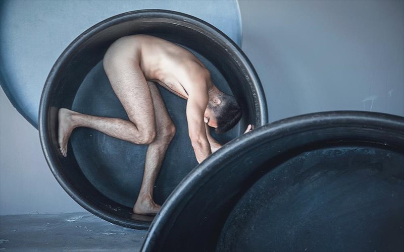 phosphorus-ena-fotografiko-leukoma-me-protagonisti-to-antriko-soma