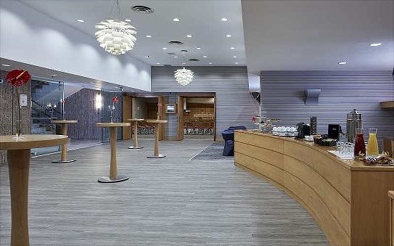 to-novotel-athinon-freskaristike