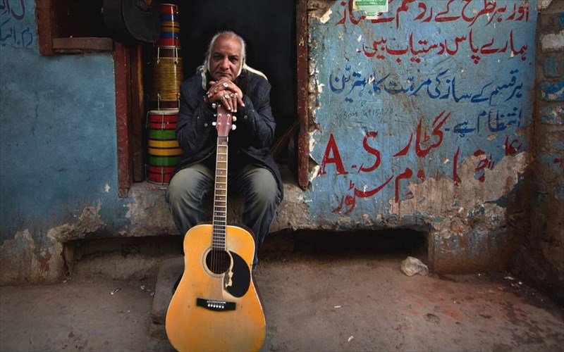 ena-odoiporiko-ntokoumento-gia-ti-dunami-tis-mousikis-kateutheian-apo-to-pakistan