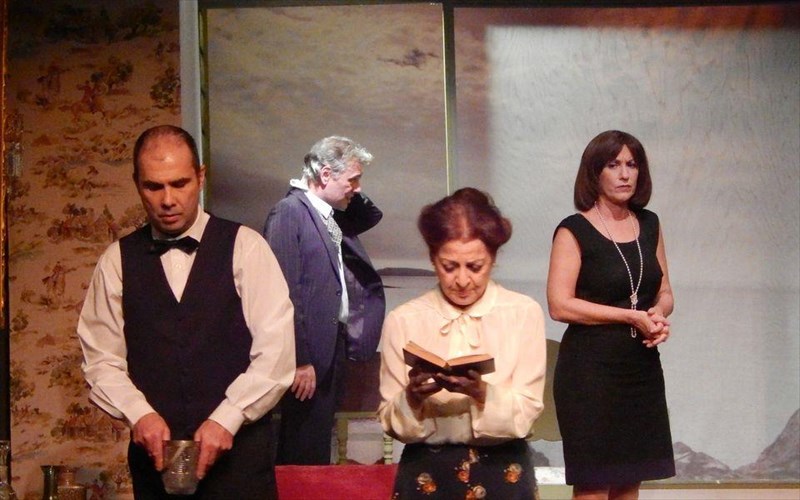 deka-mikroi-negroi-meta-tis-100-sold-out-parastaseis-aulaia-tin-kuriaki-ton-baion