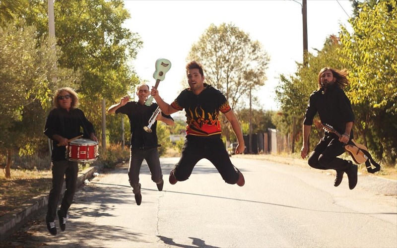 milisame-me-ton-giorgo-papageorgiou-ton-polkar-pou-erxontai-sto-six-dogs