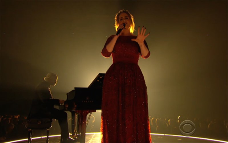 h-adele-afierose-tragoudi-sta-thumata-tis-tromokratikis-epithesis-ton-bruksellon