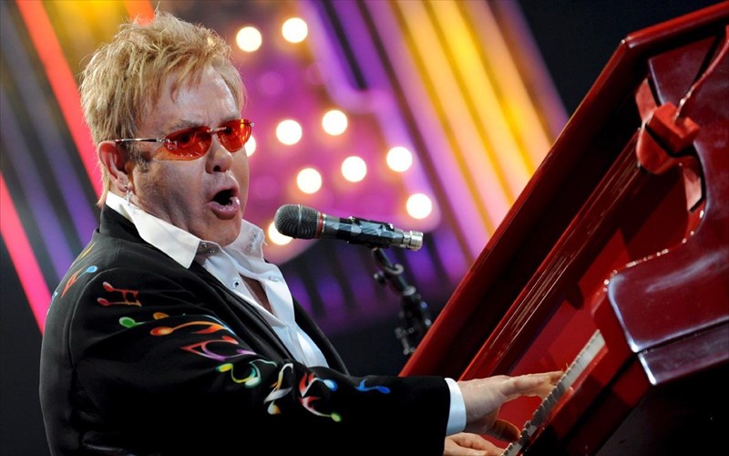 katigories-gia-seksoualiki-parenoxlisi-antimetopizei-o-elton-John-elton-John