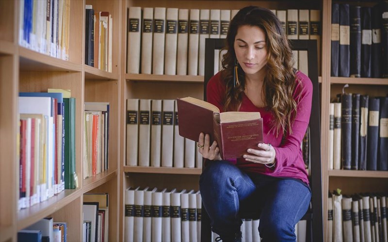 ifigeneia-griba-pia-to-theatro-den-einai-mono-stis-skines-kai-sta-fota