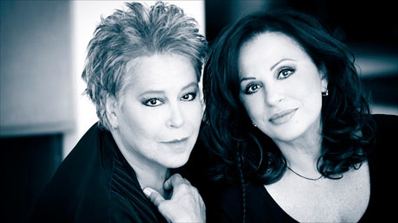 xaroula-aleksiou-kai-dimitra-galani-se-mple-beloudo