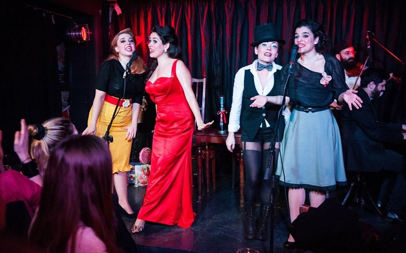 ena-bourlesque-musical-stin-athinaida