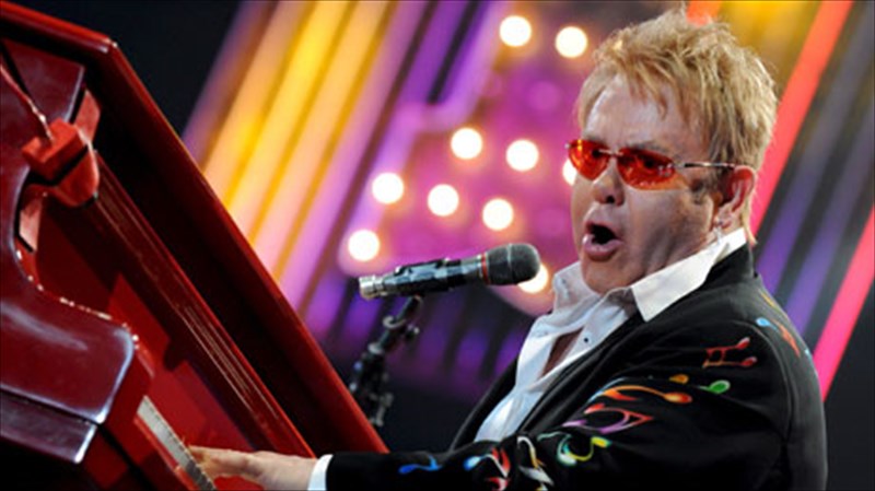 epibebaionontai-oi-fimes-gia-tainia-biografia-tou-elton-John