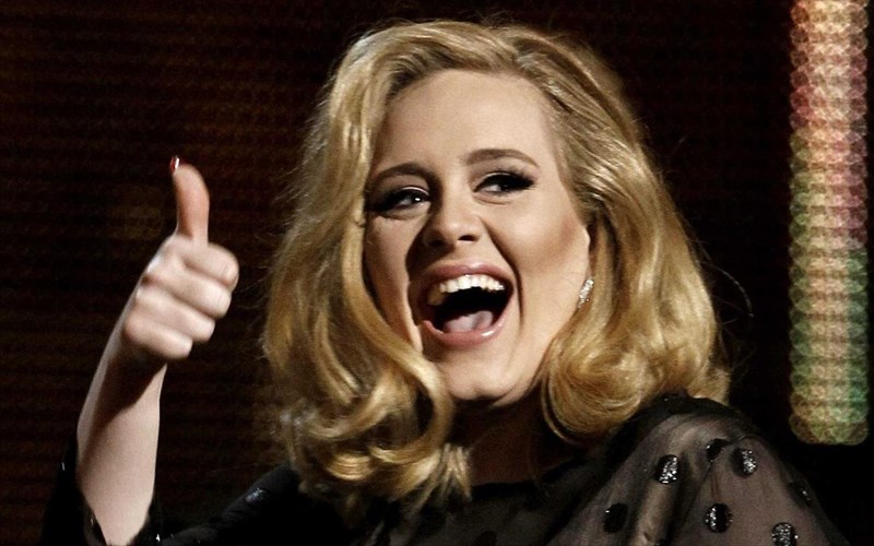 i-adele-termatizei-ti-sxesi-tis-me-ton-James-bond