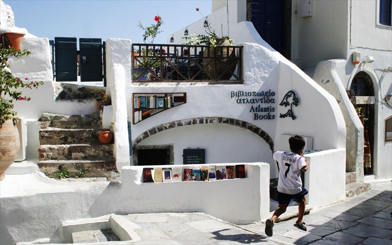 ena-bibliopoleio-sti-santorini-katakta-tin-korufi-tou-national-geographic