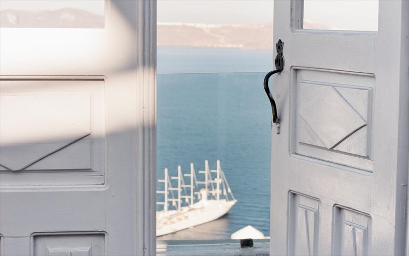 auksanontai-oi-times-ton-ksenodoxeion-gia-ton-aprilio-stin-ellada