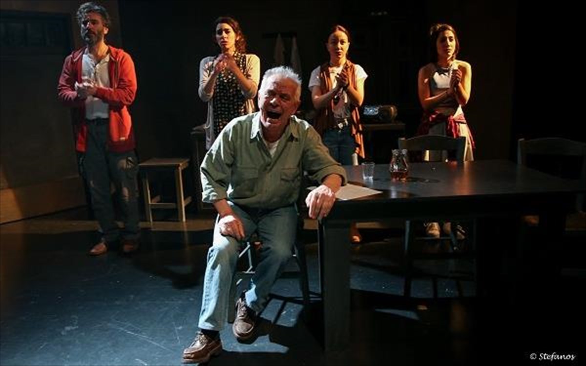 tessera-prosopa-kai-o-theos-apekso-1