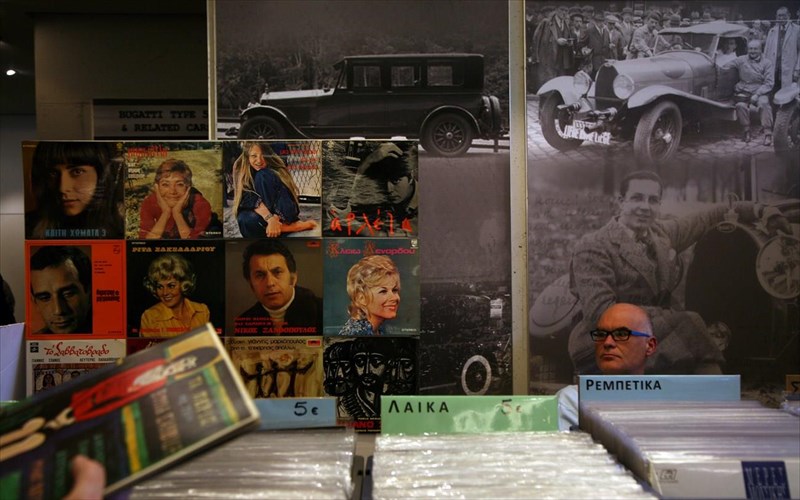 vinyl-is-back-ena-taksidi-stis-tesseris-rodes-kai-tis-33-i-tis-45-strofes