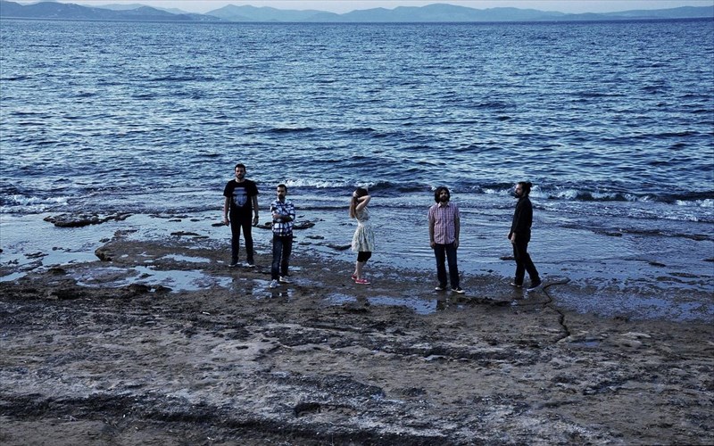 playground-theory-kai-lia-hide-gia-ena-bradu-live-sto-six-dogs-lia-hide-gia-ena-bradu-live-sto-six-dogs