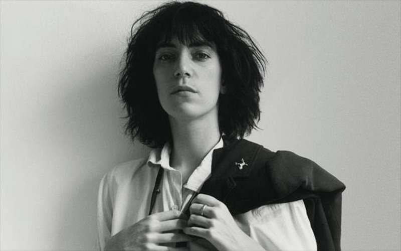 i-patti-smith-tha-ksesikosei-ta-plithi-tis-peiraios-117-stis-25-iouniou