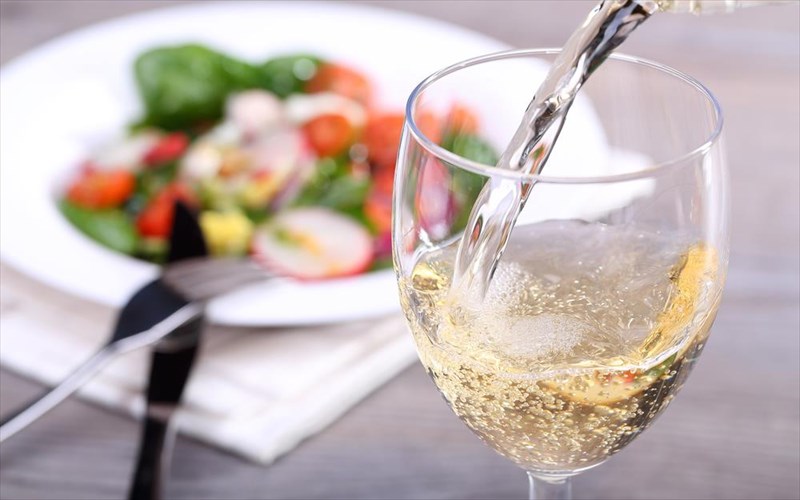 oi-exthroi-tou-krasiou-ti-na-min-trote-otan-to-pinete