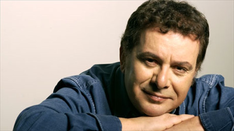 odoiporiko-sto-elliniko-tragoudi-apo-ton-manoli-mitsia