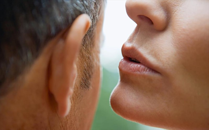 ti-kanei-mia-foni-elkustiki