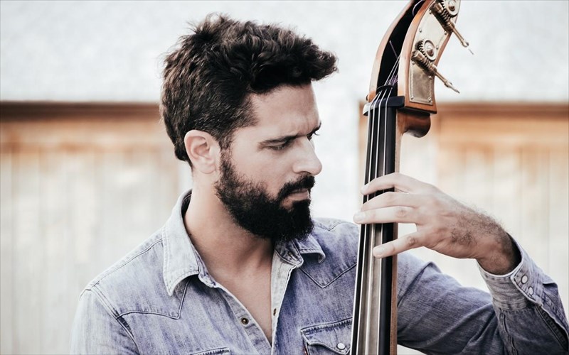 enas-ellinas-jazzman-me-dunami-kai-aeraneas-yorkis