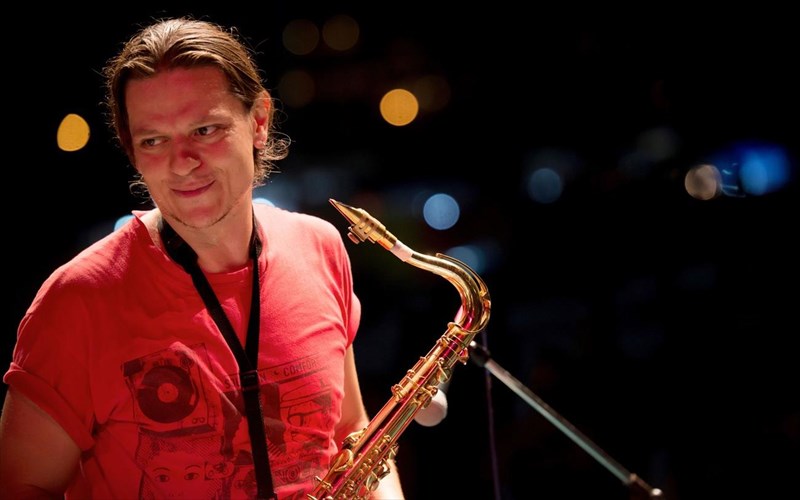 o-saksofonistas-giannis-kasetas-epistrefei-sto-treno-sto-rouf