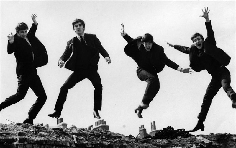 poio-tragoudi-egrapsan-o-bob-dylan-oi-beatles-kai-treis-akomi-mpantes-gia-ti-mama-tous-bob-dylan-oi-beatles-kai-treis-akomi-mpantes-gia-ti-mama-tous