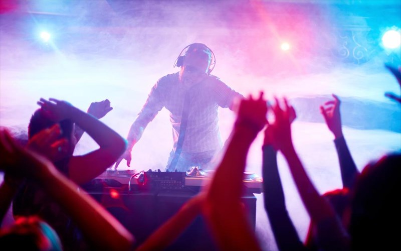 to-six-dogs-pairnei-ta-pitzamakia-tou-kai-pigainei-gia-pyjama-party-sti-stegi