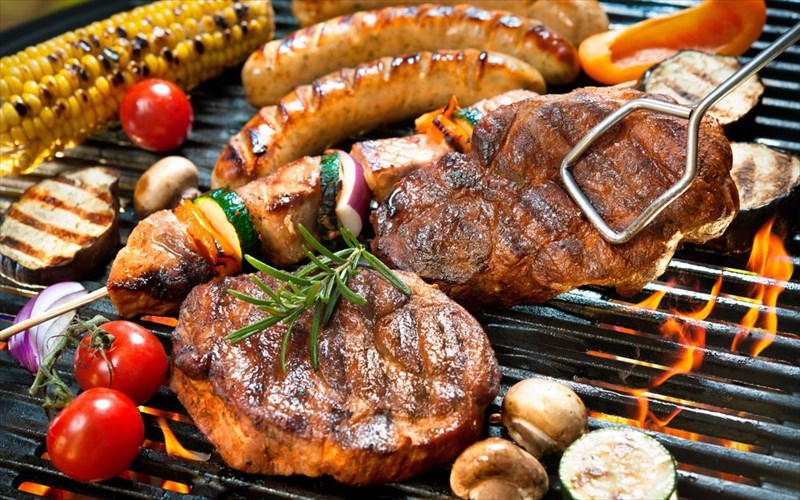 mparmpekiou-me-aroma-karaibikis-etoimazetai-sto-six-dogs