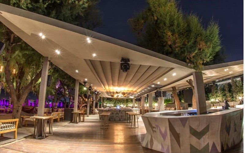 to-akanthous-summer-club-epistrefei-dunamika-sti-nuxterini-athina