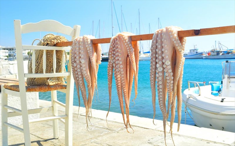 otan-o-bourdain-sunantise-tin-kouzina-tis-naksou-kai-tou-aigaiou-bourdain-sunantise-tin-kouzina-tis-naksou-kai-tou-aigaiou