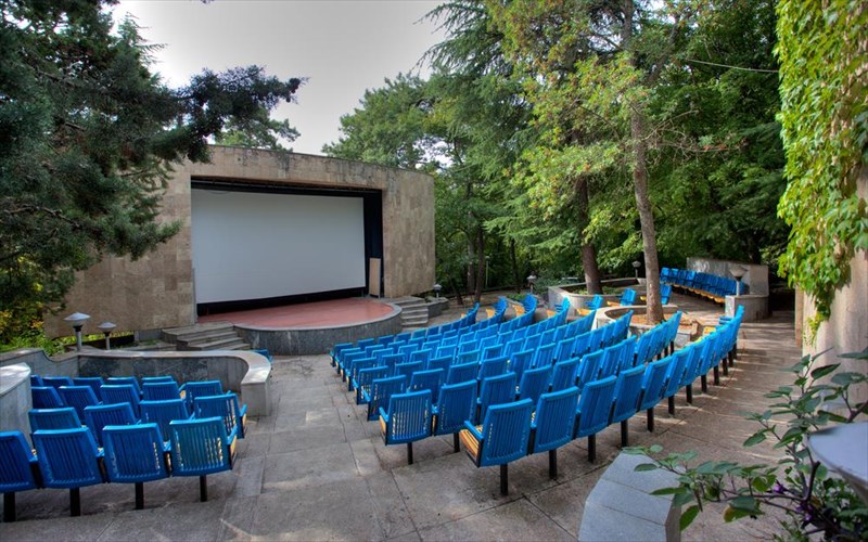 anoiksan-ta-therina-sinema-tis-proteuousas